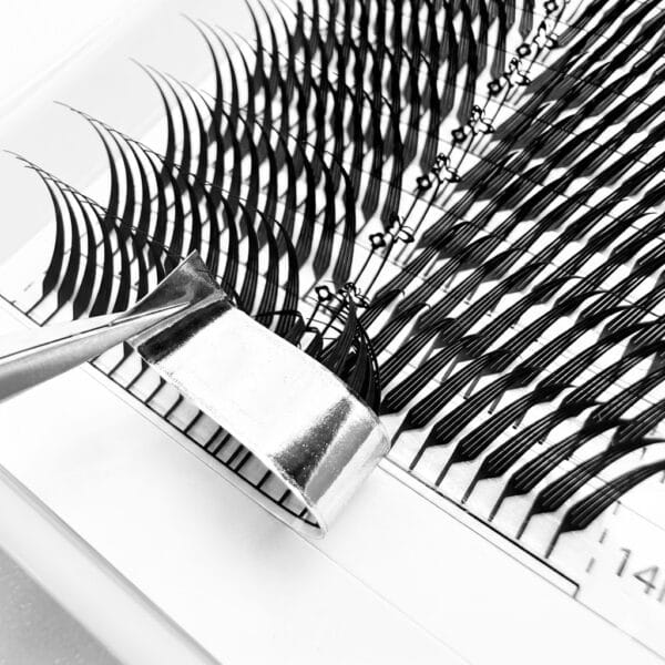 Customized personal label spiky eyelashes salon pre-made grafting luxurious fox comic pre-made fan eyelash extensions