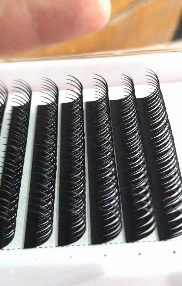 Premium Wet Look Lash Extensions | Professional Spike Lashes for Wispy Hybrid Sets | Easy Picking Individual Clusters Wholesale